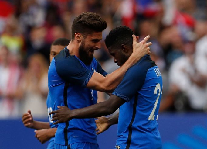 Olivier Giroud a Samuel Umtiti slaví gól Francie proti Anglii.