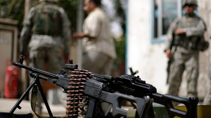 Střelné zbraně zkonfiskované americkými a iráckými vojáky při jedné z razií v Bagdádu