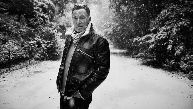 První píseň One Minute You're Here začíná Springsteen sám na kytaru.