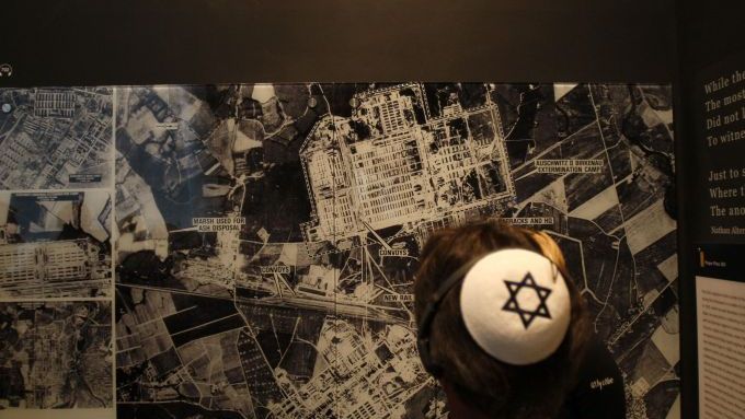 Svět si připomíná 70 let od křišťálové noci. Na snímku návštěvník z muzes Jad Vašemv Jeruzalémě
