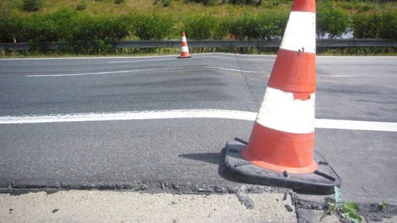 Vedro nadzvedlo dálnici. Na obří hrb najely dva kamiony