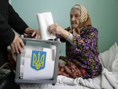 Stará žena volí v nemocnici v Ternopolu na západě Ukrajiny.