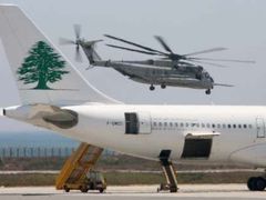 Vrtulník s Condoleezzou Riceovou na palubě startuje z letiště v kyperské Larnace a nabírá kurs Bejrút.