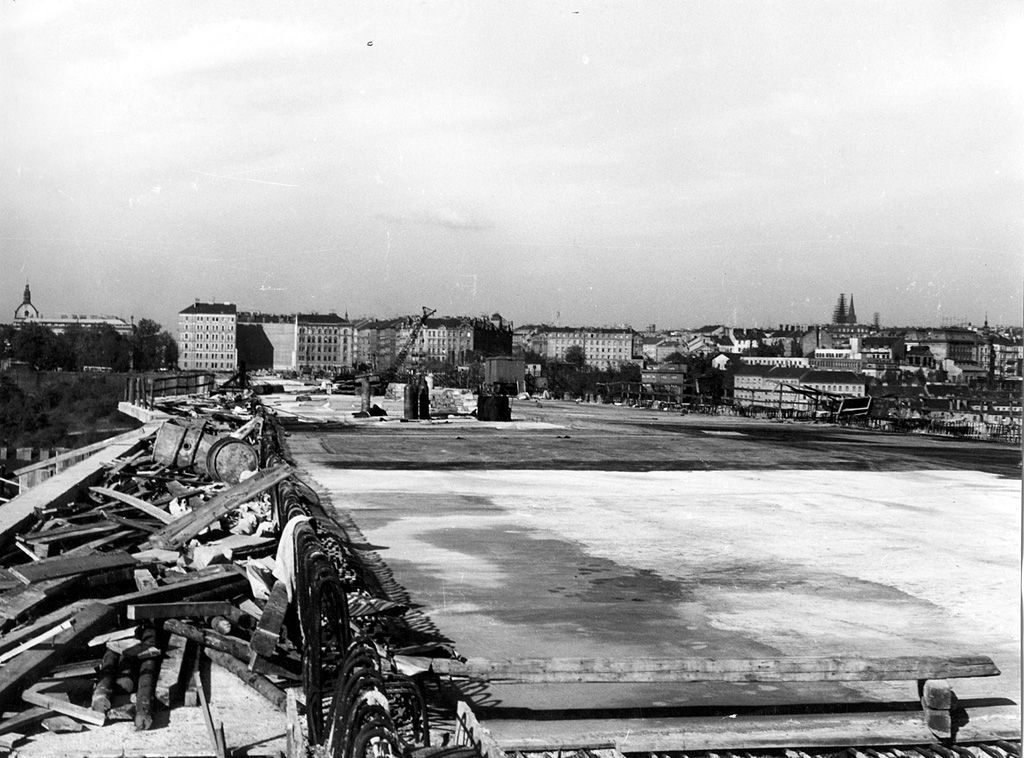 Obrazem: Unikátní fotografie z historie stavby Nuselského mostu / rok 1970