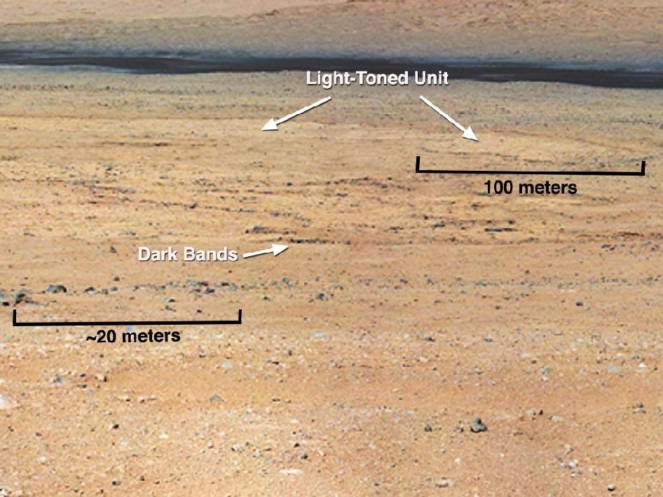 Curiosity zastavila, aby prozkoumala záhadné horniny