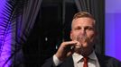 Filip Turek slaví výsledek voleb do Evropského parlamentu 2024