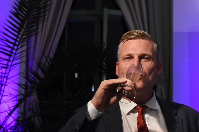 Filip Turek slaví výsledek voleb do Evropského parlamentu 2024