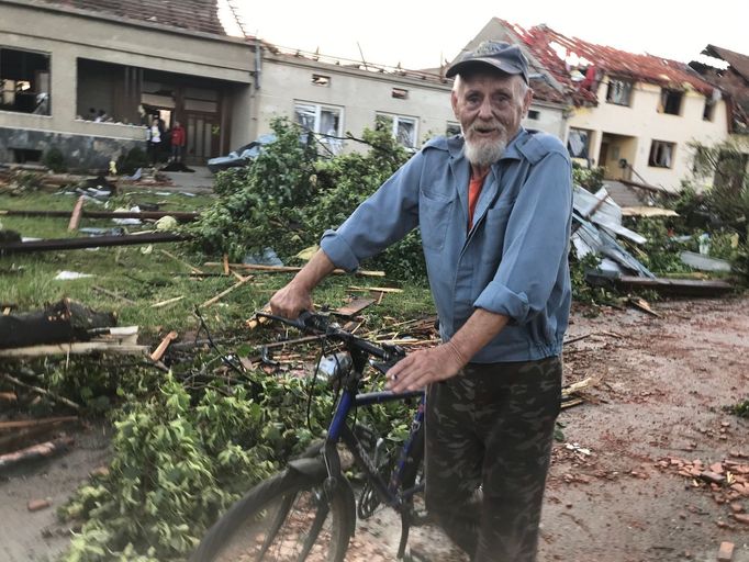 František prochází se svým kolem zpustošenou Moravskou Novou Vsí, jejíž domy srovnalo ve čtvrtek tornádo se zemí.