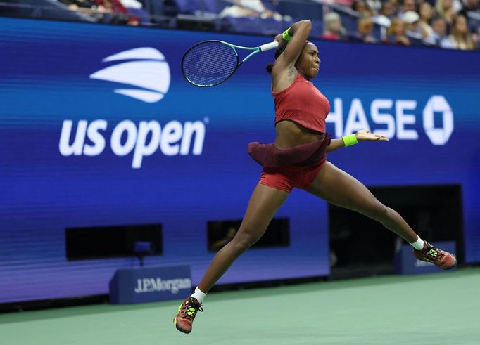 Coco Gauffová v utkání s Arynou Sabalenkovou