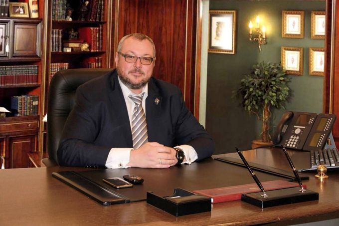 Vladislav Avajev, 51 let, rovněž viceprezident Gazprombank a bývalý úředník Kremlu.