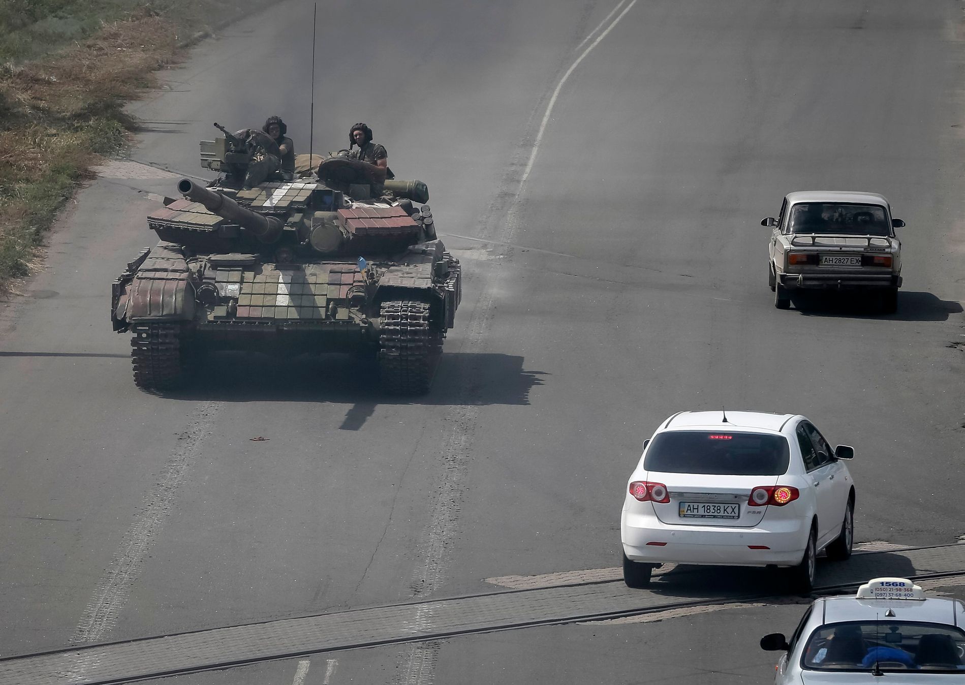 Tank ukrajinské armády na silnici u města Konstantinovka.