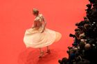 Uklizečku nahradila celebrita. Herečka Jeanette Hainová se natřásá před fotoreportéry na Berlinale. Hainová je hvězdou snímku 'The Reader'.