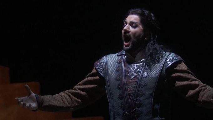Tenorista Jusif Ajvazov v Turandot zpívá Nessun dorma.