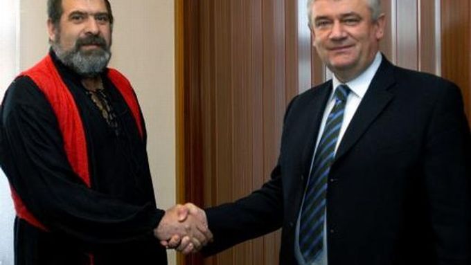 Předseda parlamentu Romů v SR Ladislav Fízik a šéf slovenských národovců Ján Slota podepsali dnes dohodu o spolupráci.