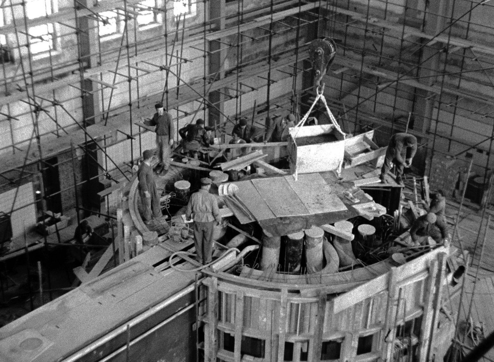 Výstavba reaktoru v Řeži
