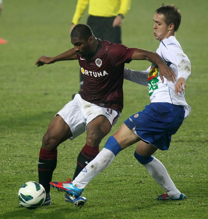 Fotbalista Sparty Léonard Kweuke v utkání proti Brnu během 14. kola Gambrinus ligy 2012/13.