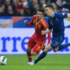 Fotbal, Francie - Španělsko: Laurent Koscielny (vpravo) - David Villa