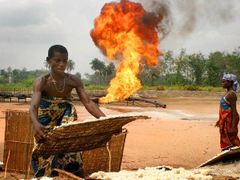 Domorodí obyvatelé v deltě Nigeru. Přes 20 milionů lidí zde žije na pokraji bídy. Všude kolem jsou viditelné znaky multimiliardového ropného průmyslu. Z nich ovšem vesničané nemají takřka nic.