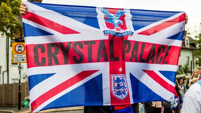Naštvaní fanoušci Crystal Palace protestují proti vyřazení klubu z Evropské ligy.