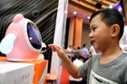 Roboti v Číně nahrazují ve výchově rodiče. Děti klasické hračky nebaví, brzy zaniknou