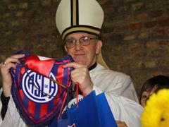 Archivní snímek ukazuje (tehdy ještě) kardinála Bergoglia s vlaječkou oblíbeného klubu San Lorenzo.