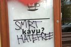 "Smrt HateFree" a "Klinika hoří". Autoři nenávistných nápisů na pražských podnicích dostali podmínky