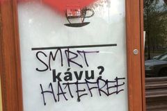 "Smrt HateFree" a "Klinika hoří". Autoři nenávistných nápisů na pražských podnicích dostali podmínky