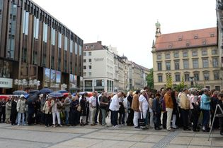 Poslední rozloučení se zesnulým hercem Pierrem Bricem v Paříži v roce 2015