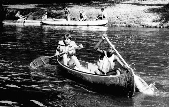 Vodácký výlet namibijských dětí na Annín, 1990.
