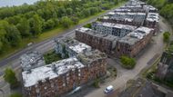 Clune Park Estate je dnes jednou z největších opuštěných obytných čtvrtí ve Skotsku. Nachází se v srdci Port Glasgow, malého města kousek od metropole Glasgow. Kdysi to tam žilo lodním průmyslem, dnes je ze 45 bloků bytových domů většina neobyvatelná – okna zabedněná, střechy propadlé, interiéry zdevastované. Čtvrť je téměř liduprázdná.