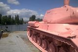 Tank přivezl do Prahy speciálně upravený nákladní vůz z vojenského muzea v Lešanech u Týnce nad Sázavou. Ve smíchovském přístavišti ho naložil jeřáb na ponton a tank vyplul po Vltavě směrem do centra.