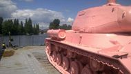 Tank přivezl do Prahy speciálně upravený nákladní vůz z vojenského muzea v Lešanech u Týnce nad Sázavou. Ve smíchovském přístavišti ho naložil jeřáb na ponton a tank vyplul po Vltavě směrem do centra.