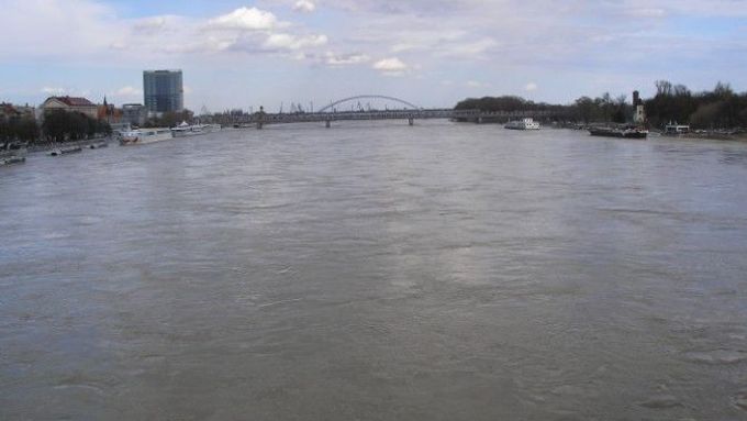Také Slovensko zastihly povodně, ale zatímco některé oblasti musely být evakuovány, na rozvodněný Dunaj v centru Bratislavy se v rámci víkendové procházky během prosluněného dne přišlo podívat tisíce lidí...