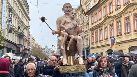 "Symbolizují totalitní zlo." Na Národní třídě se objevila socha Putina s Lukašenkem