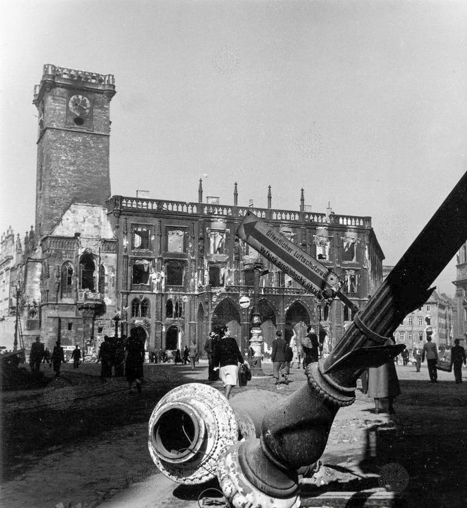 Východní křídlo Staroměstské radnice po požáru 8. května 1945 při pohledu z Celetné ulice.