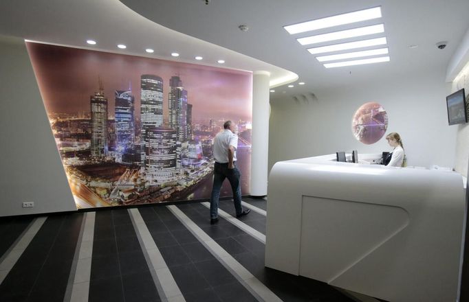 A receptionist waits for guests inside the Capsule Hotel "Air Express" at the transit area of Moscow's Sheremetyevo airport June 26, 2013. President Vladimir Putin confirmed on Tuesday former U.S. spy agency NSA contractor Edward Snowden sought by the United States was in the transit area of a Moscow airport but ruled out handing him over to Washington, dismissing U.S. criticisms as "ravings and rubbish". REUTERS/Tatyana Makeyeva (RUSSIA - Tags: POLITICS TRANSPORT TRAVEL) Published: Čer. 26, 2013, 5:54 dop.