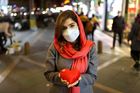 Íránská dívka pózuje se srdíčkem na ulici v íránském Teheránu.