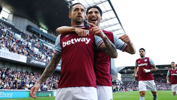 Danny Ings (vlevo) slaví s parťákem z West Hamu Carlosem Solerem gól, kterým v nastavení zajistil svému týmu remízu 1:1 na trávníku Fulhamu