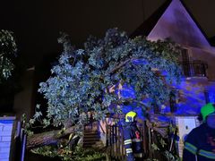 Pražští hasiči odstraňují následky bouřky.
