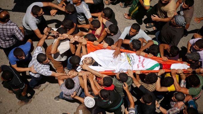 Pozůstalí po mrtvém členovi Hamásu, který zemřel při izraelských raketových náletech.