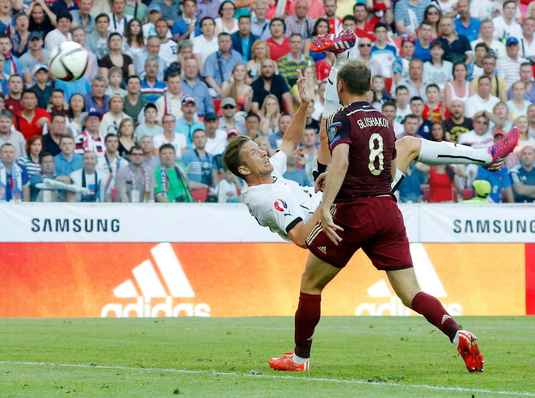 Marc Janko střílí parádní gól v kvalifikaci o Euro 2016