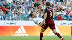 Marc Janko střílí parádní gól v kvalifikaci o Euro 2016