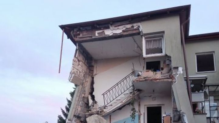 Při výbuchu v rodinném domě na Opavsku zemřel člověk. Část domu se po explozi zřítila
