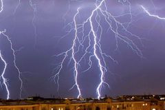 Do ČR přijdou silné bouřky, ochladí se až o deset stupňů