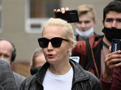 Navalného manželka Julija přijela ve čtvrtek večer do Omsku.