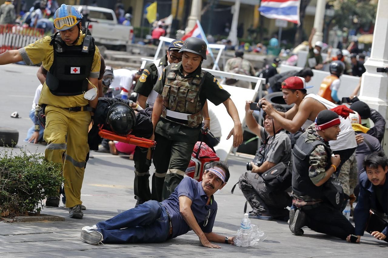 Thajsko - Bangkok - demonstrace - policie - těžkooděnci