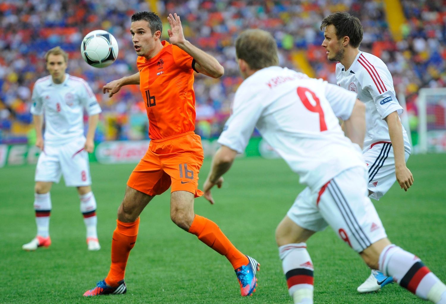 Robin van Persie a Michael Krohn-Dehlie v utkání Nizozemska s Dánskem v základní skupině B na Euru 2012