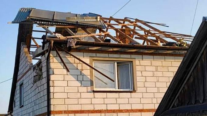 Ruský dron zasáhl obytný dům ve Wyrykách (okres Włodawa v Lublinském vojvodství), jak uvedla agentura Polsat News. Poškozena byla střecha budovy a auto.