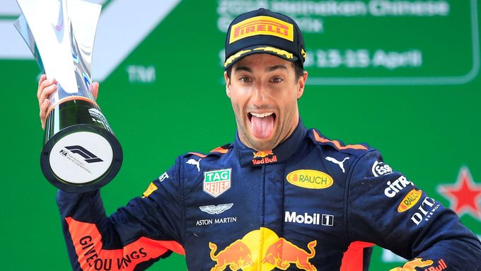 Daniel Ricciardo slaví triumf v Šanghaji.