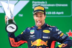 V hlavní roli Red Bull. Ricciardo v Číně vyhrál, Verstappen trefil Vettela
